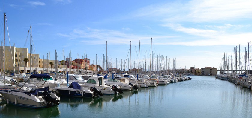 Restaurant sur les quais du port Restaurant sur les quais du port