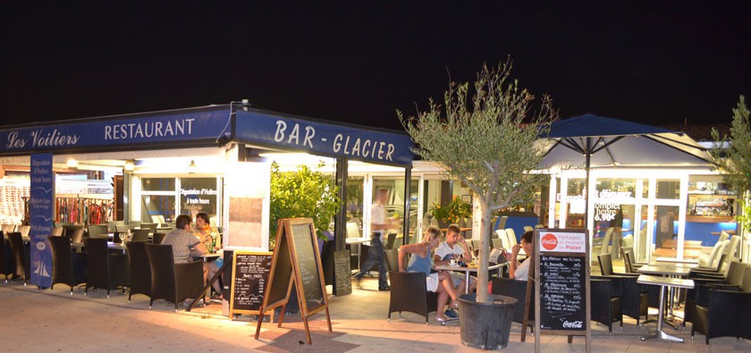 Le restaurant avec terrasse Le restaurant avec terrasse